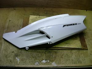 フォルツァ250/ FORZA シートカウル左 MF06-11034