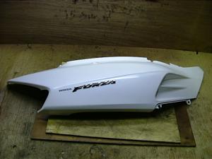 フォルツァ250/ FORZA シートカウル右 MF06-11034